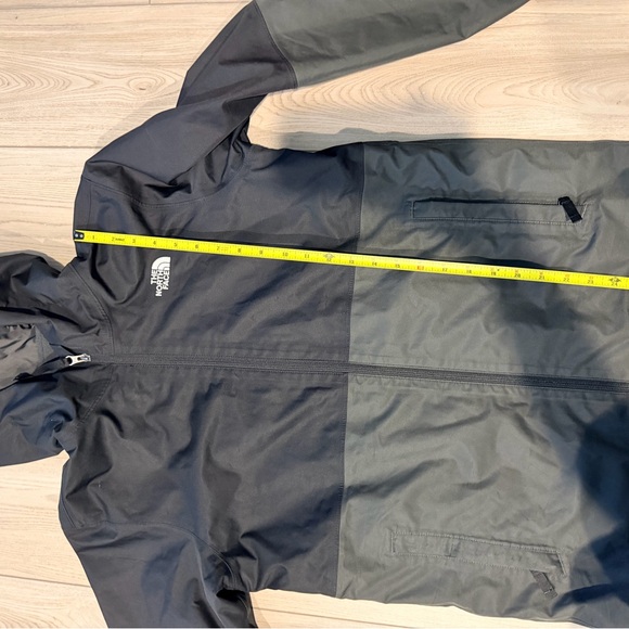 The North Face Kids' XL Charcoal and Black Hyvent jacket - Picture 10 of 10
